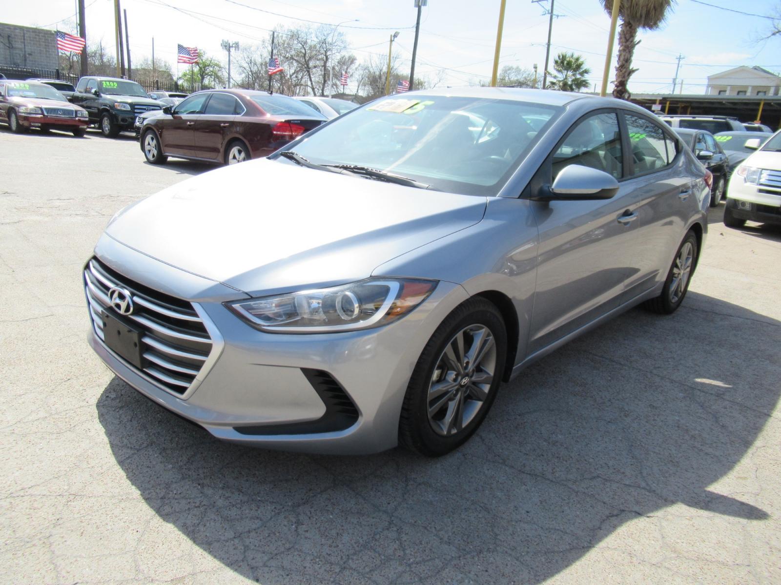 2017 Gray /Gray Hyundai Elantra Limited (5NPD84LF0HH) with an 1.8L L4 DOHC 16V engine, 6A transmission, located at 1511 North Shepherd Dr., Houston, TX, 77008, (281) 657-1221, 29.798361, -95.412560 - 2017 HYUNDAI ELANTRA SE/VALUE/LIMITED VIN: 5NPD84LF0HH003268 5 N P D 8 4 L F 0 H H 0 0 3 2 6 8 SEDAN 4 DR 2.0L I4 F DOHC 16V GASOLINE FRONT WHEEL DRIVE - Photo #11